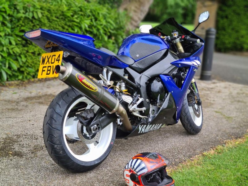 YAMAHA R1