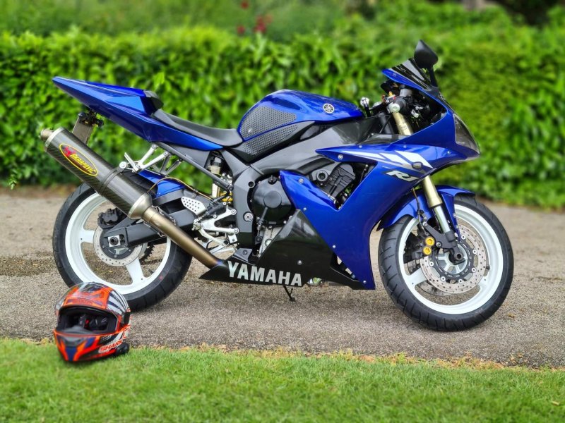 YAMAHA R1