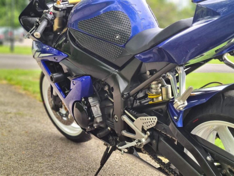YAMAHA R1