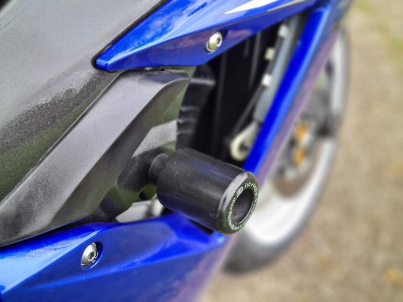 YAMAHA R1