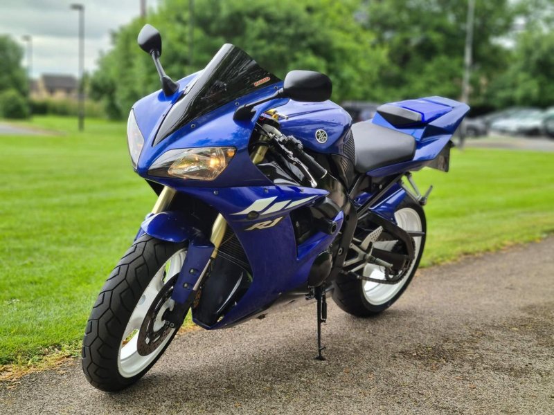 YAMAHA R1