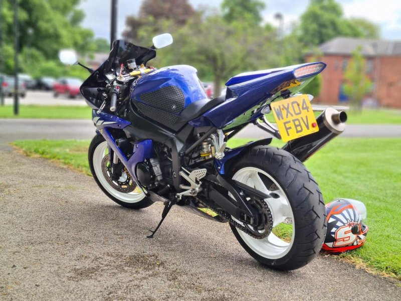 YAMAHA R1