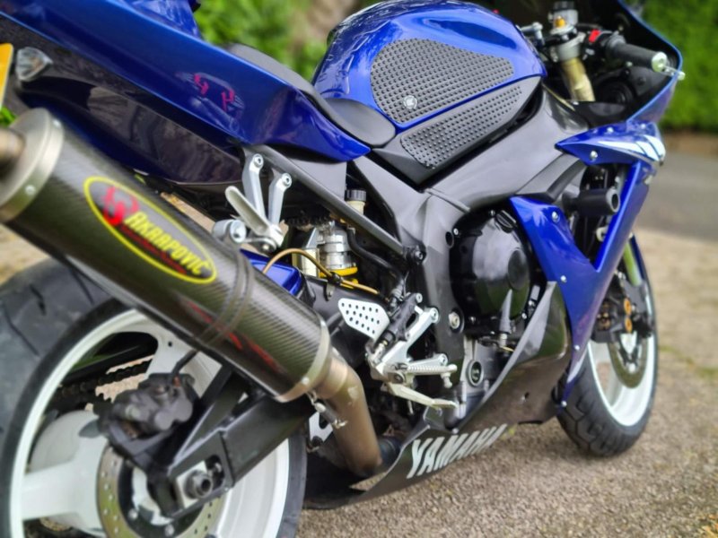 YAMAHA R1