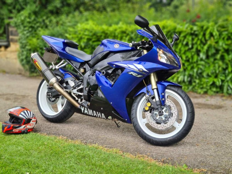 YAMAHA R1