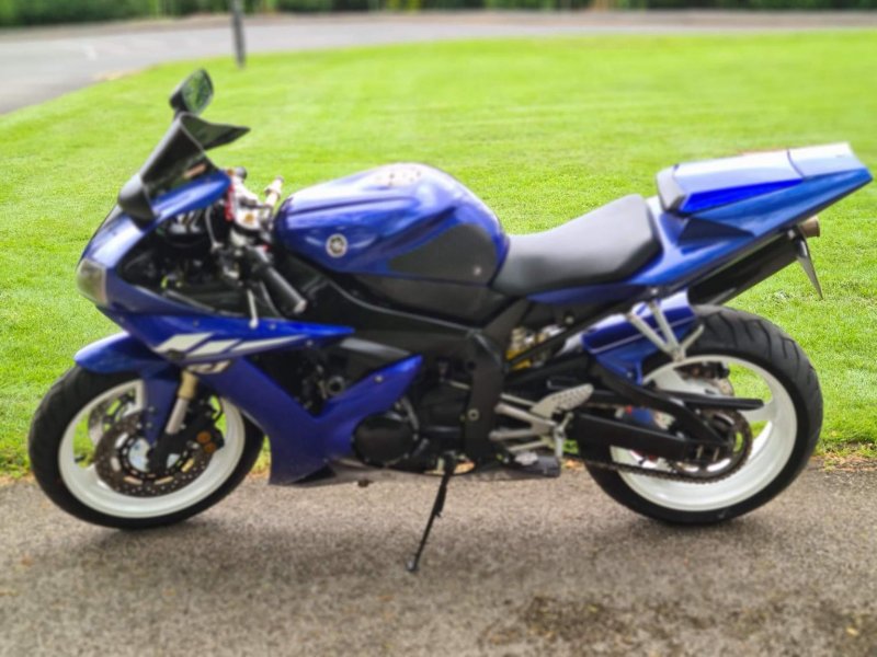 YAMAHA R1