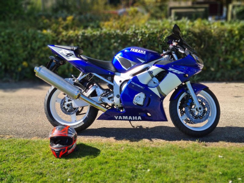 YAMAHA R6
