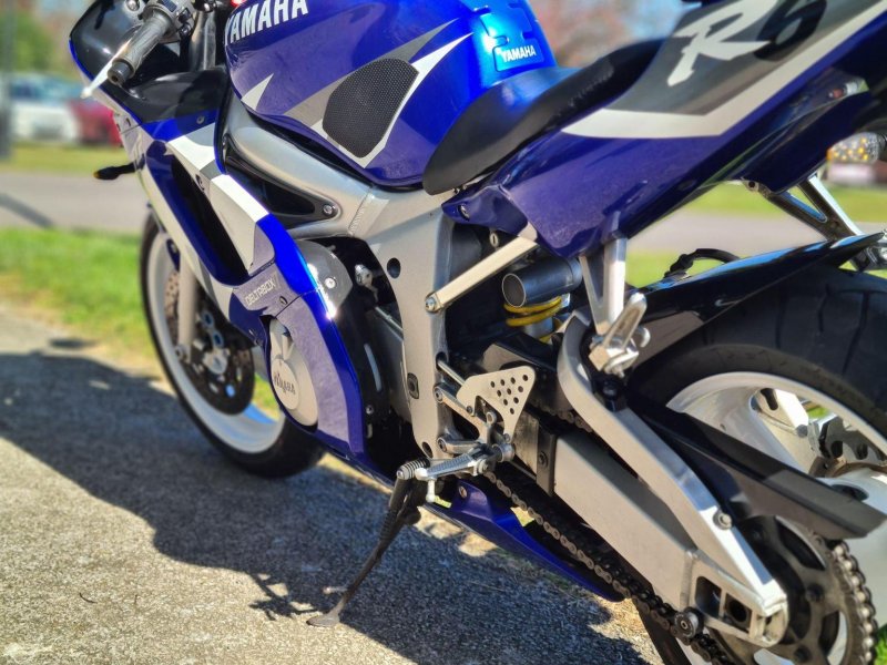 YAMAHA R6
