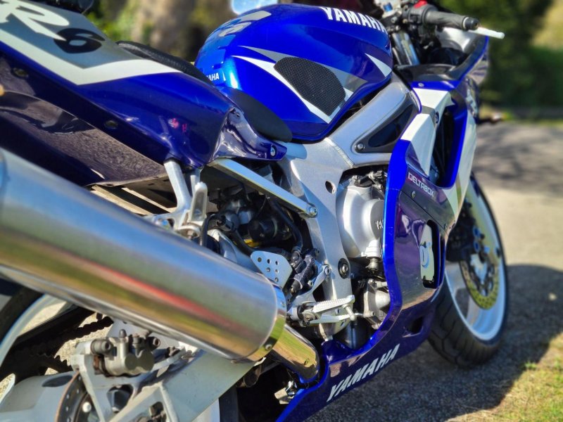 YAMAHA R6