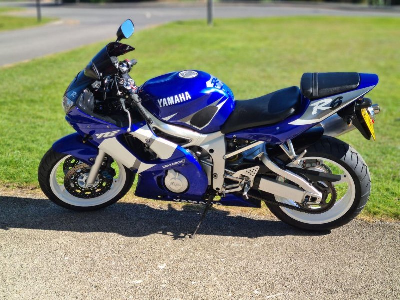 YAMAHA R6