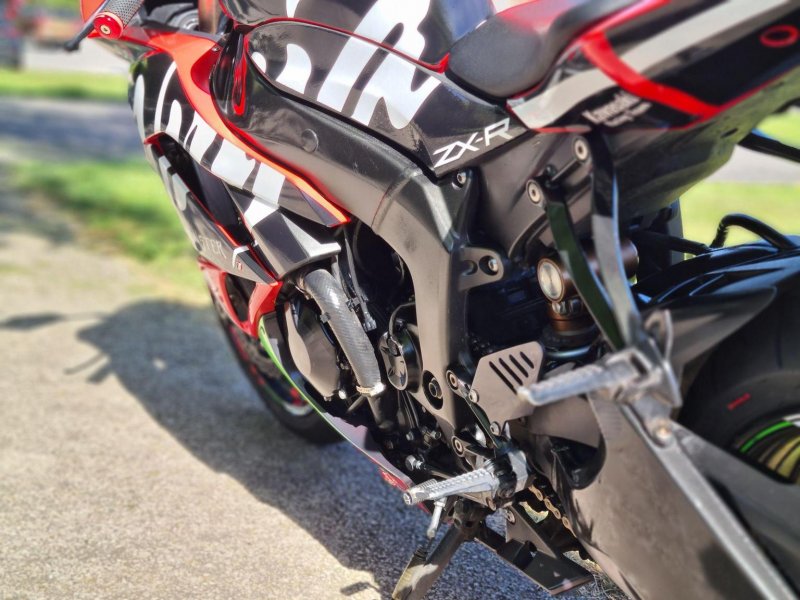 View KAWASAKI NINJA CUSTOM RACE BIKE REPLICA